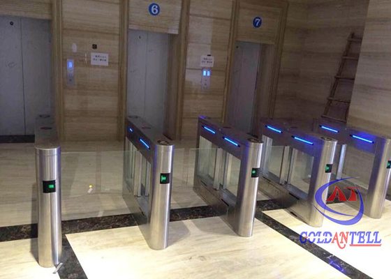 Furto automático do cartão das pistas em dois sentidos altas da porta da barreira do balanço da classe para o parque de diversões