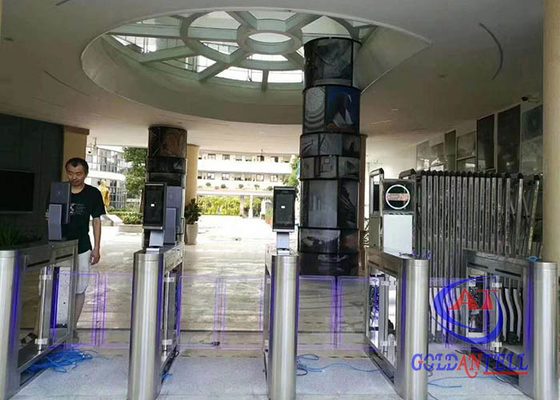 Turnostela balançante de reconhecimento facial personalizável para controle de acesso a pedestres